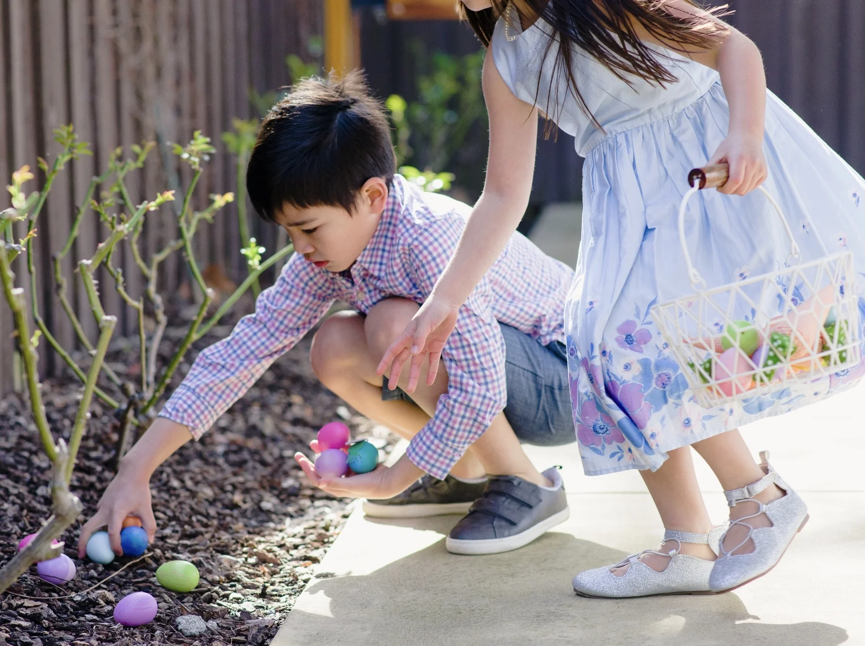 momlikethat - easter egg hunt with oshkosh.jpg