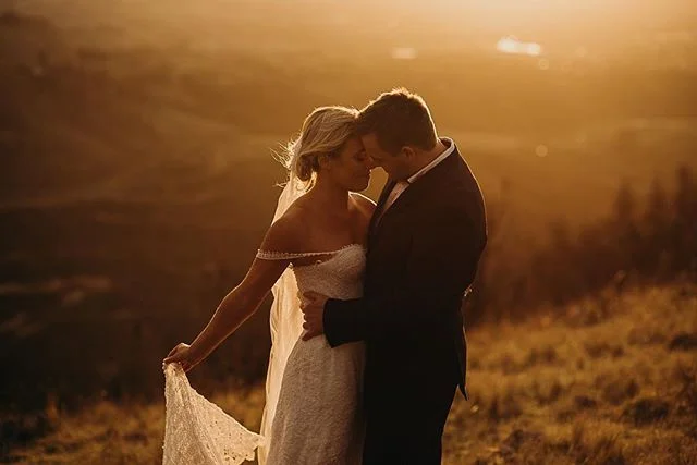 Can never get enough of that beautiful golden light 😍 Port Hills, you can really turn it on! #goldenlight #sunsetwedding
