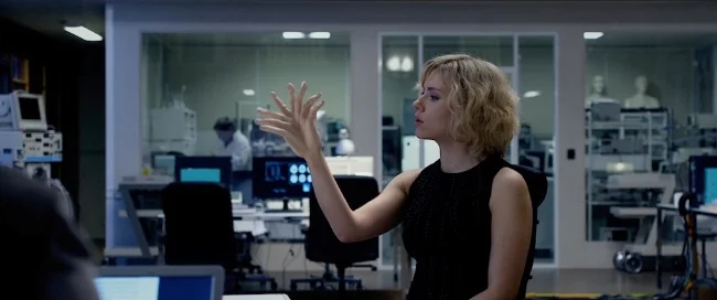 lucy-2014-movie-screenshot-double-hand.jpg