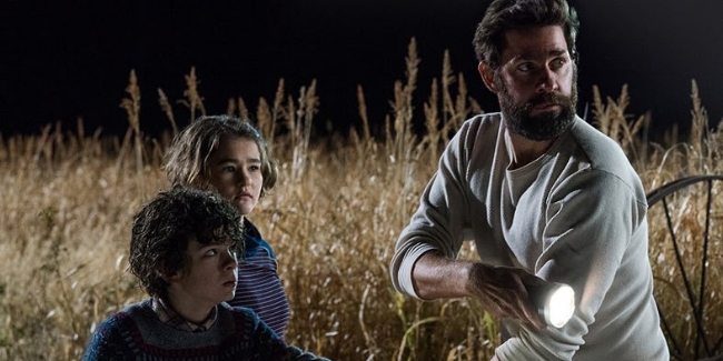 Millicent-Simmonds-Noah-Jupe-and-John-Krasinski-in-A-Quiet-Place.jpg