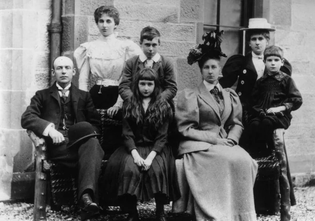 Victorian Family.jpg