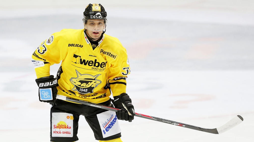 Sals skating for Saipa in the Finnish SM-Liga