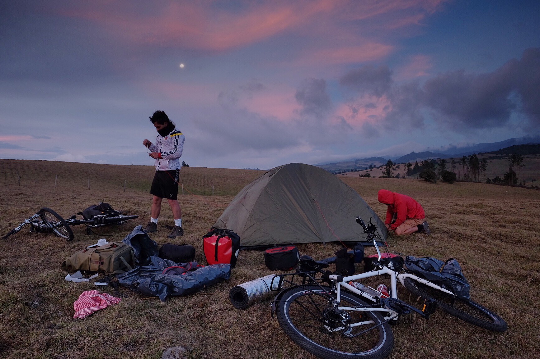 We found the perfect spot for our wild camping. We had great views of the Respresa de Sisga and it was quite an amazing place to spend our first night out.