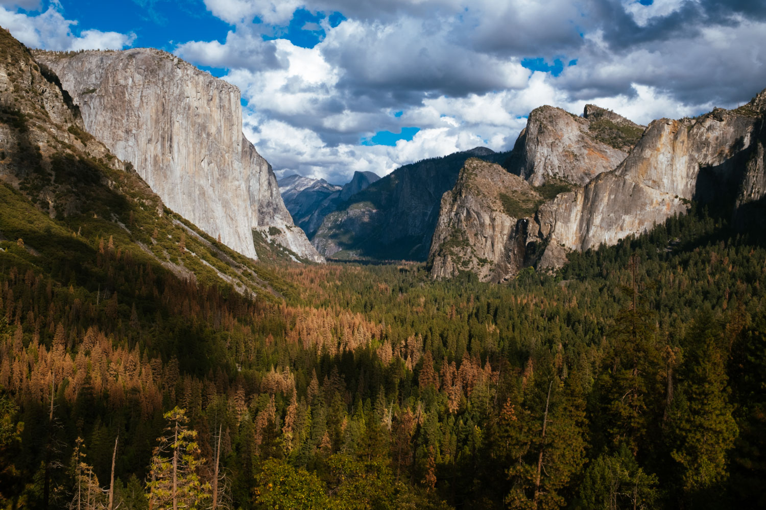 The iconic Yosemite Valley seen from Tunnel View