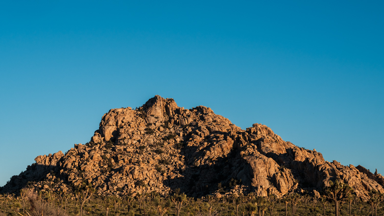 This mountain of rocks was on our right side and it got even more incredible with the warm light from the setting Sun