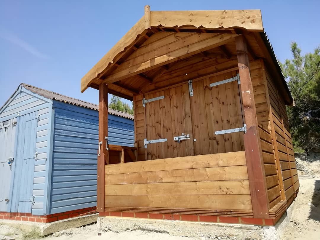 2 of 2 #beachhuts completed over the last 2 days.
.
@ondulineuk fitted on both huts but this one is using the new light grey sheets.
.
Thanks to @crroofandproperty for the brick course on the concrete
.
.
#trojantimbersheds #trojantimberproducts #bea