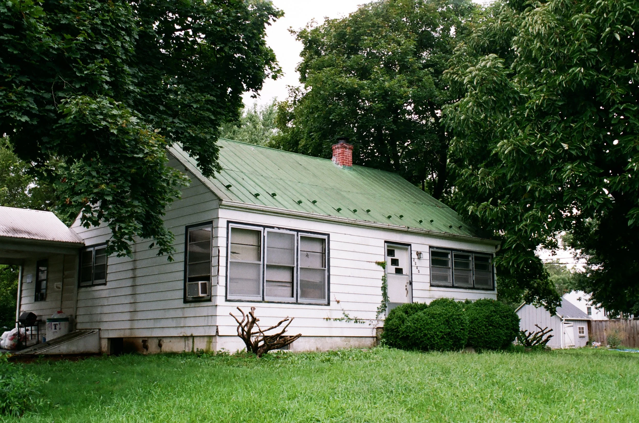Home with small dead bush on Fuji C200