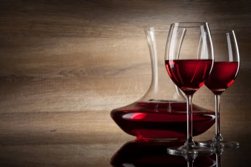 decanter and glasses_100959730.jpg