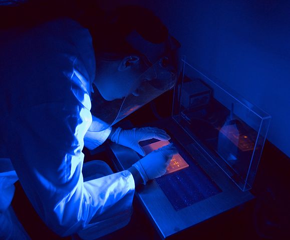https://commons.wikimedia.org/wiki/File:Cutting_of_the_agarose_gel.jpg