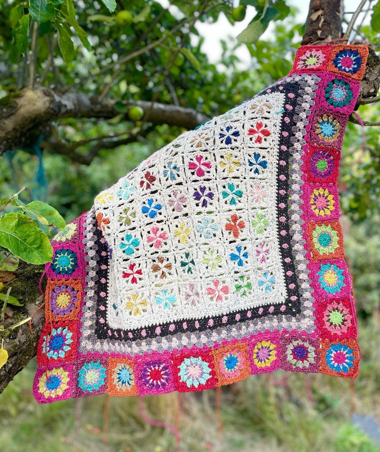 Of course you can crochet the border of a blanket on the hottest day ever!!!
☀️
☀️
☀️
#crochetblanket #crochet #crochetersofinstagram #crochetlove #crochetaddict #ganchillo #ganchillocreativo #colourfulcrochet #colorfulcrochet #terrazzocolourpack 
ya