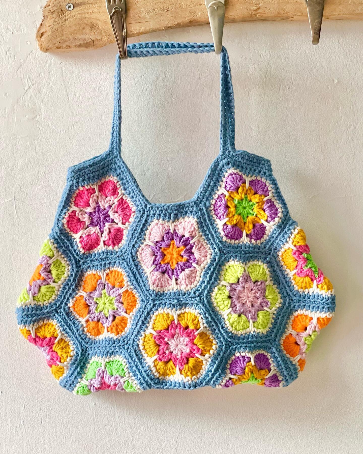 Does anyone know who originated the African Flower Motif? It&rsquo;s become a bit of a timeless classic and issue 124 of @simplycrochetmag has a whole host designs that use it to the max. 

This little bag is my contribution and I am loving the denim
