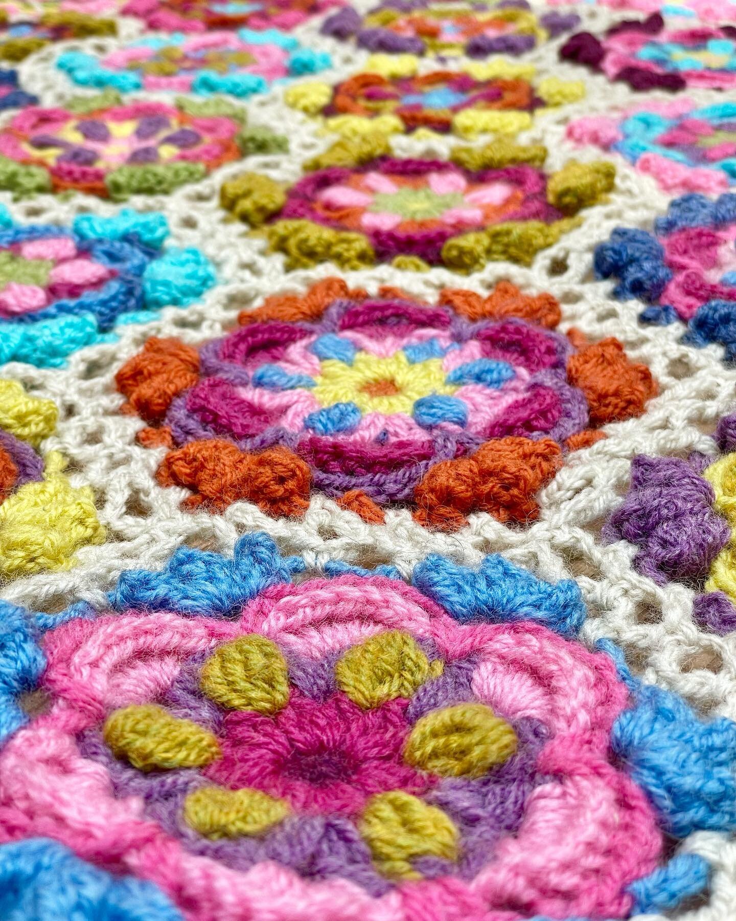 Much as I love my latest project it&rsquo;s taking me FOREVER to complete because for some reason I thought it&rsquo;d be cool to have each motif framed in a round of popcorns&hellip;. What was I thinking 😂?!!!

#crochetblanket #colourfulcrochet #cr