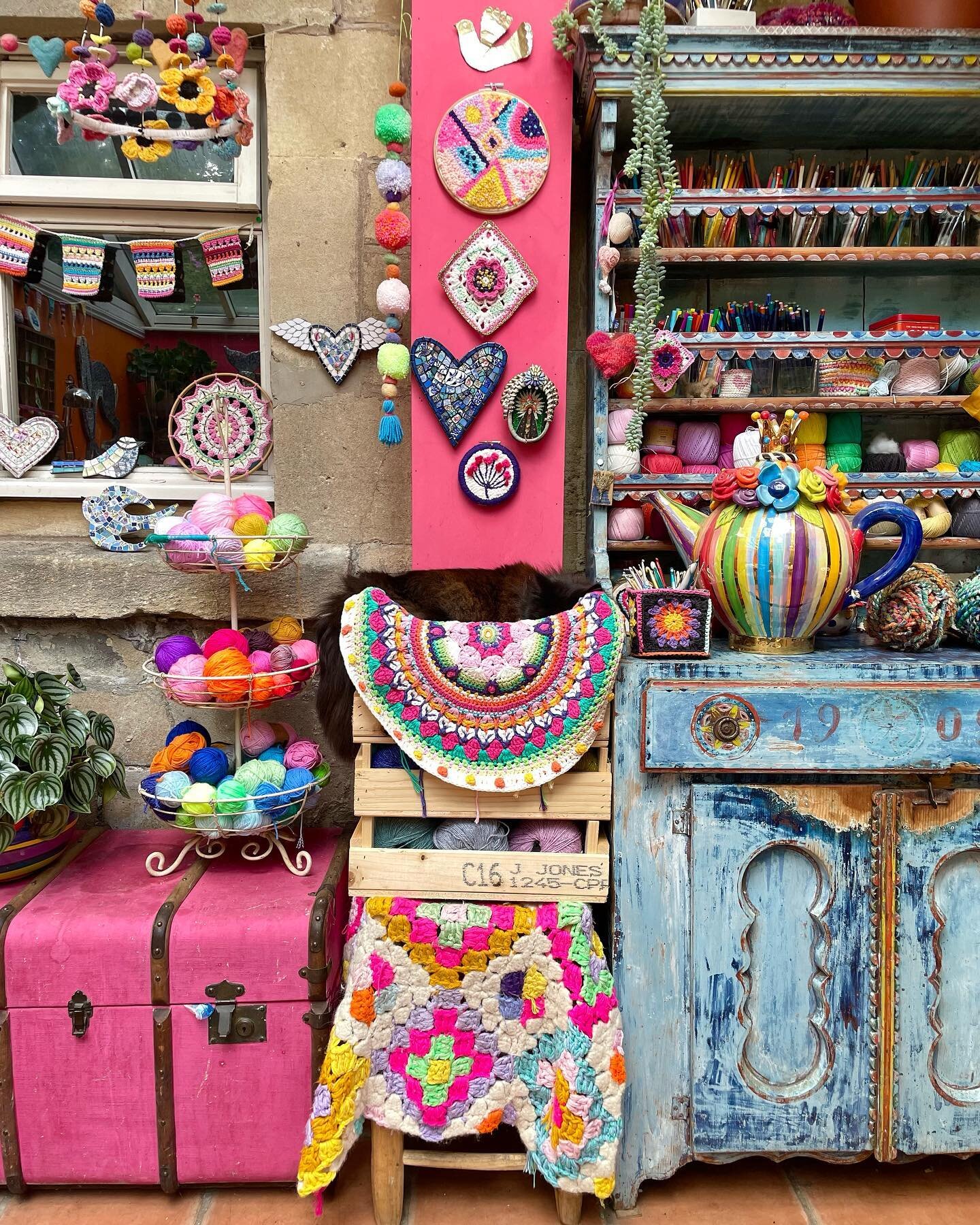 Spot the cat 😻

#crochetcorner #crochetstudio #crochetmandala #artiststudio #bohovibes #catsandcrochet #mosaicheart