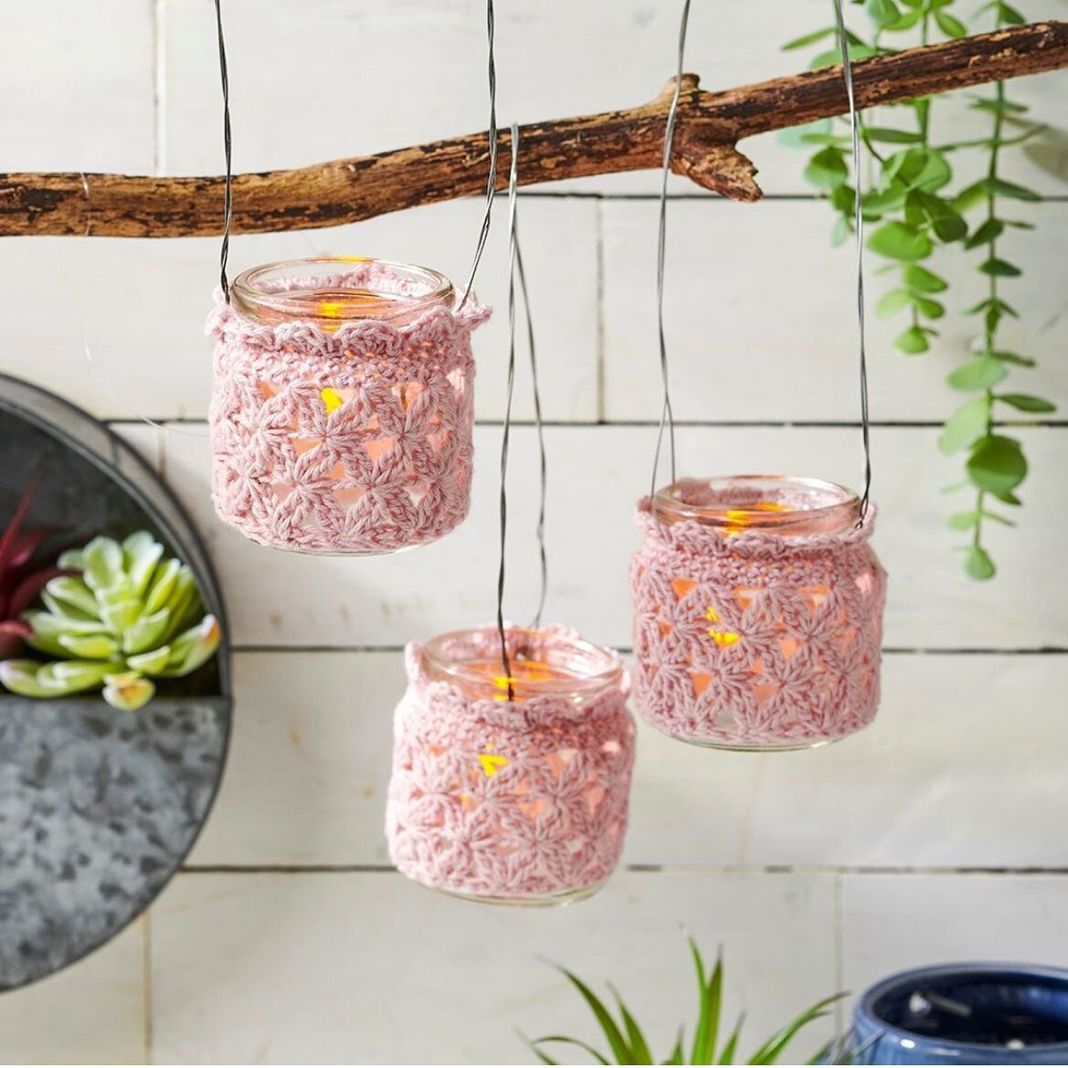 Simple and effective! These little tea light covers can be made to fit any size jar and are speedy to make&hellip; perfect for that wedding reception or garden party! 

Pattern is in issue 123 of @simplycrochetmag 
Yarn: @gorgeousyarns Cochenille 
Ph