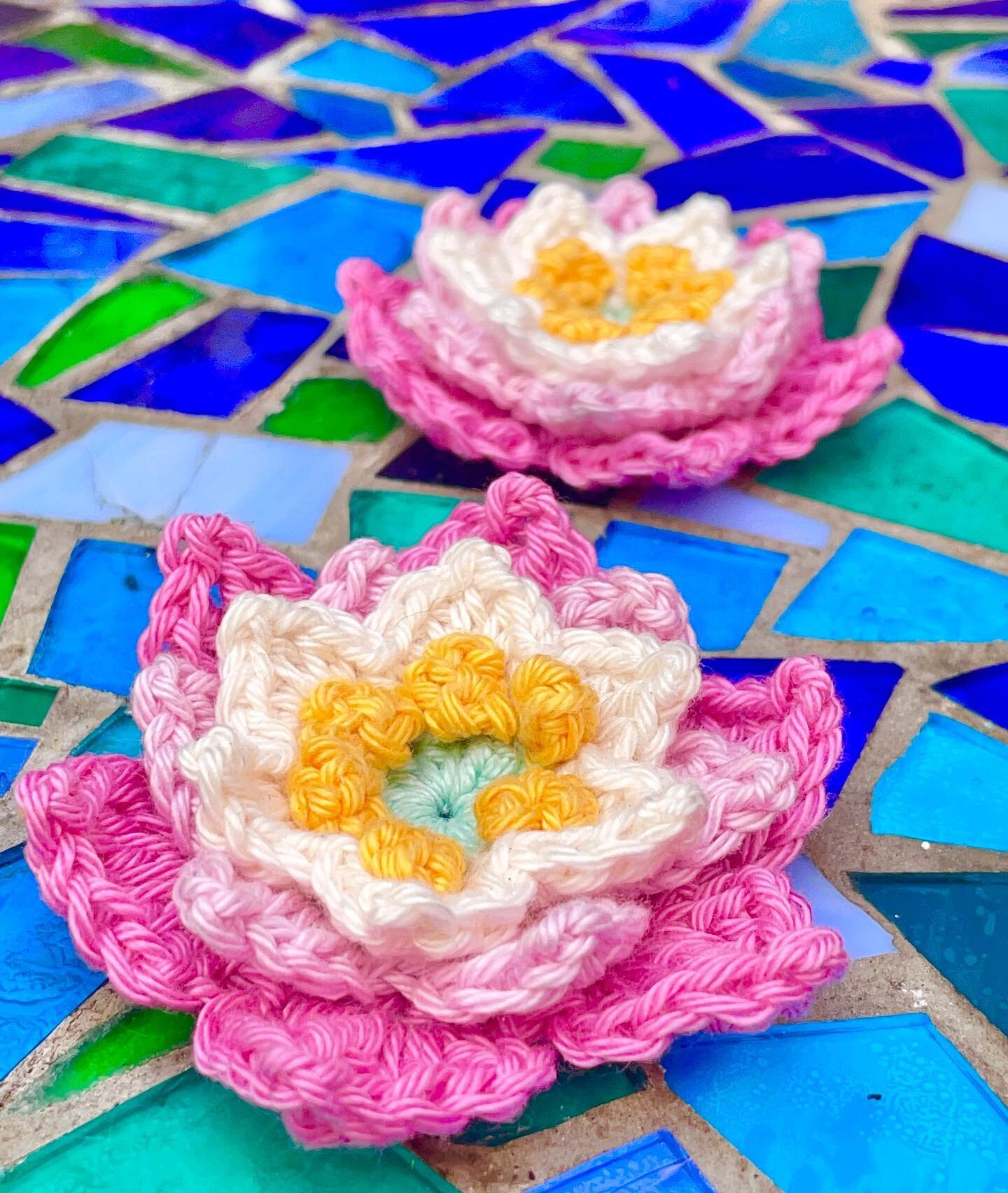Going for the waterlily vibe &hellip; can you tell! 
🪷☀️🪷☀️🪷☀️🪷☀️🪷☀️
.
#crochetflowers #crochetflower #colourfulcrochet #moderncrochet #weekendcrochet