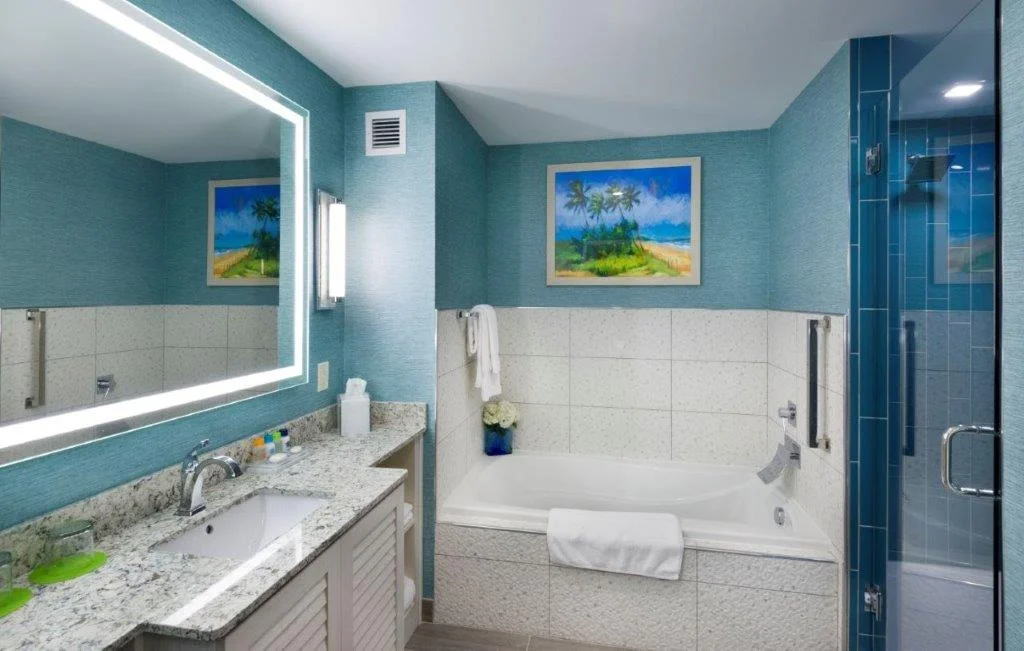 QUEEN BATHROOM.jpg