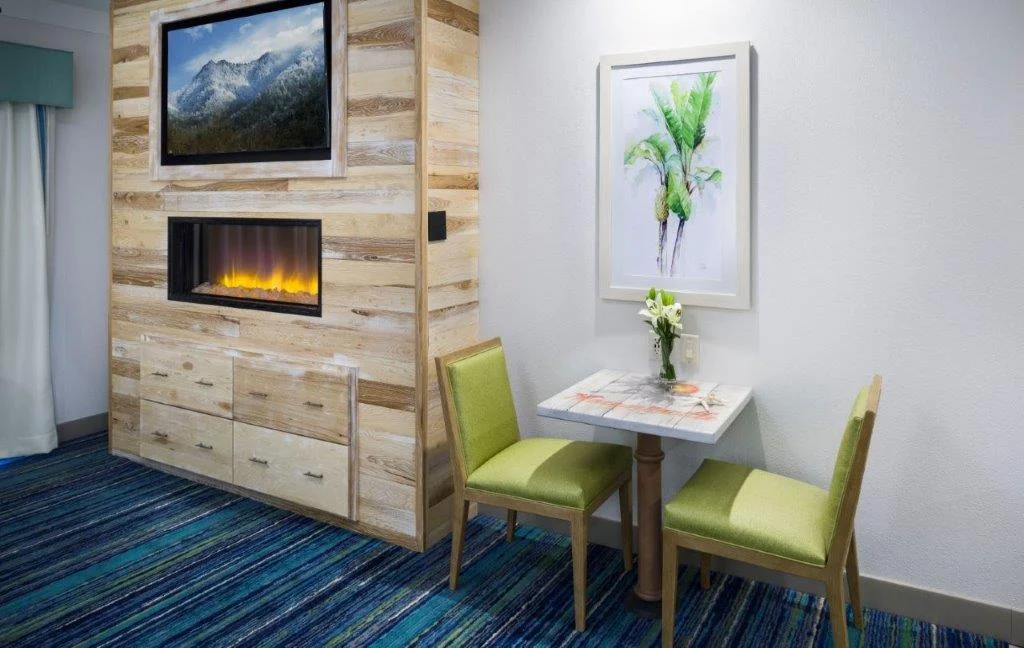 Dinette area- King room.jpg