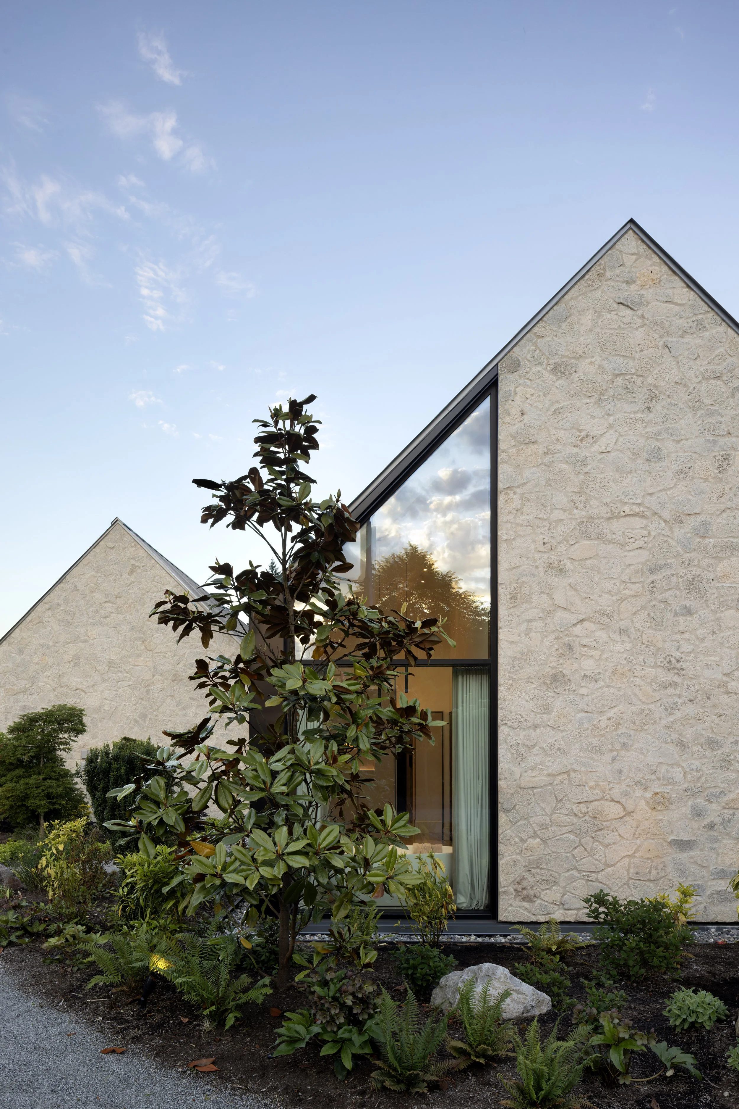  Nestled in a forested area on a unique one acre flat parcel of land, the level landscape enabled us to develop a collection of interconnected pavilions that extend gracefully across the property. 