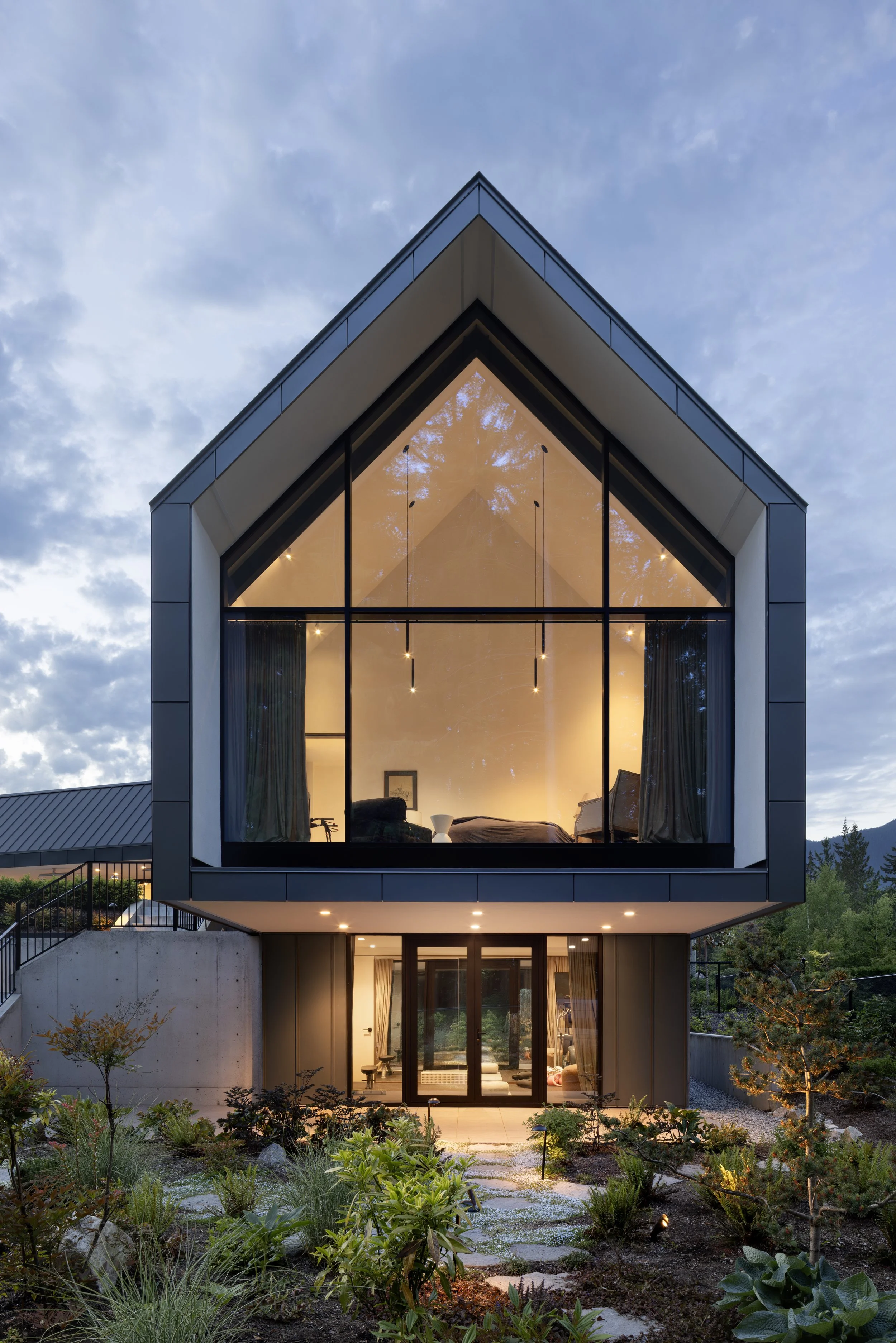 All of the wings are clustered around the courtyard and pool, and oriented towards the forest and the sun, including the guest suite, pictured, which was actually rotated by 20 degrees to create an even more expansive feeling. 
