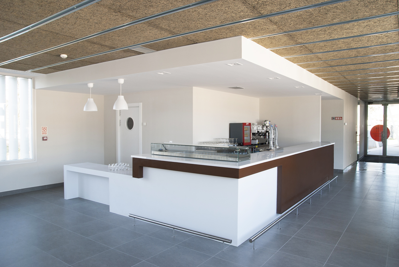 Barra para cafetería en Club de tenis La Raqueta . Valladolid, 2015