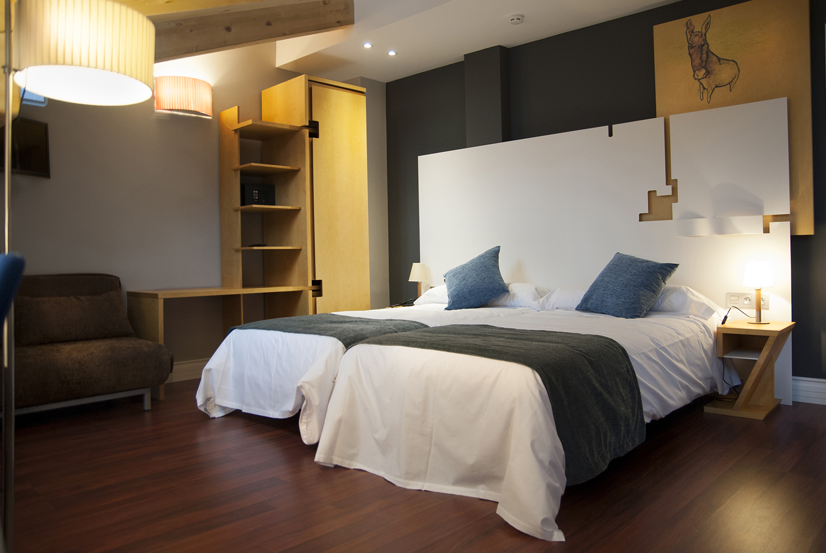 Habitación de hotel. Armario, cabecero y mesillas fueron realizados por Rhico en solid surface y madera teñida en un amarillo escogido. 