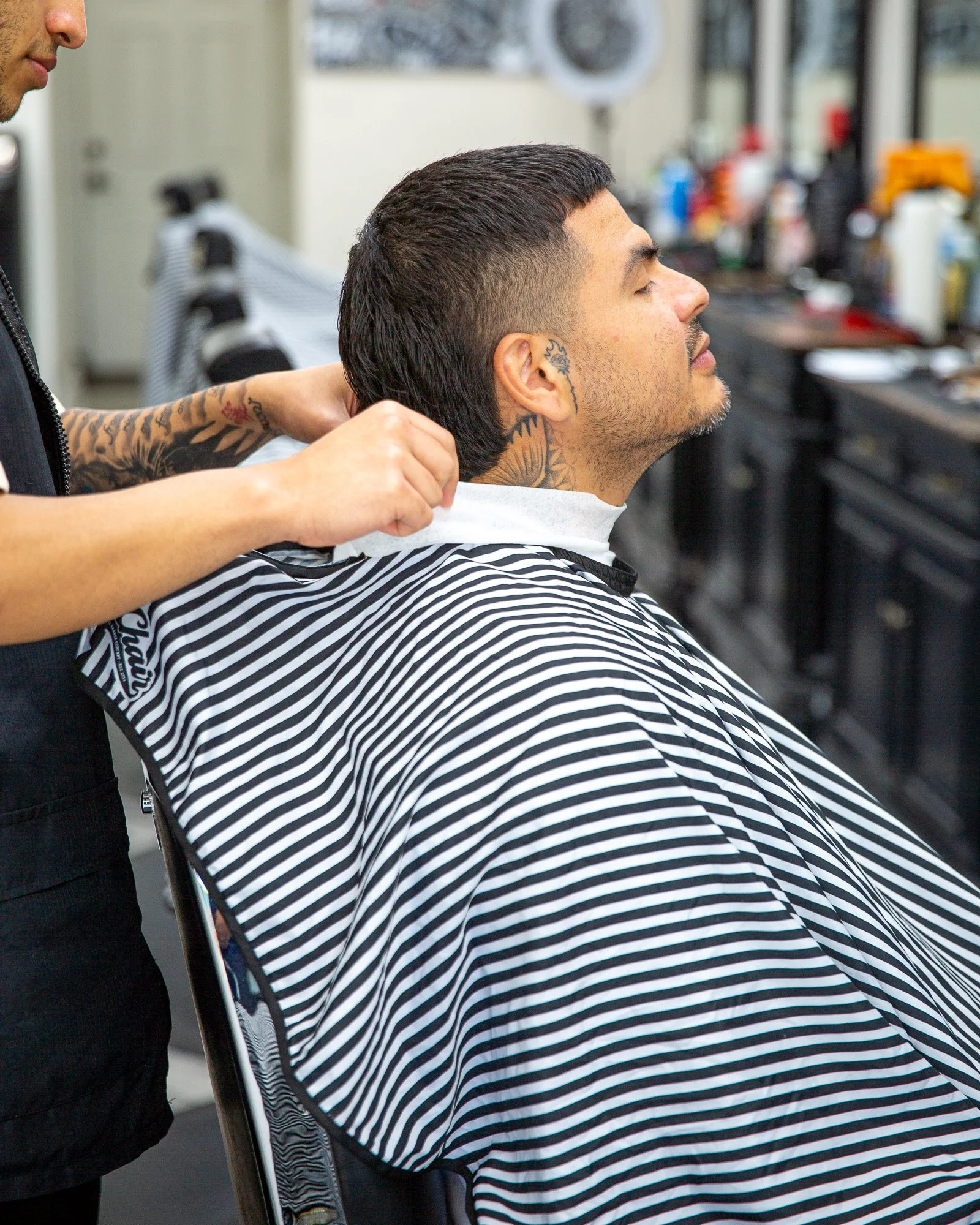 barber-cape-black-white-pinstripe-elastic-neck-4.jpg