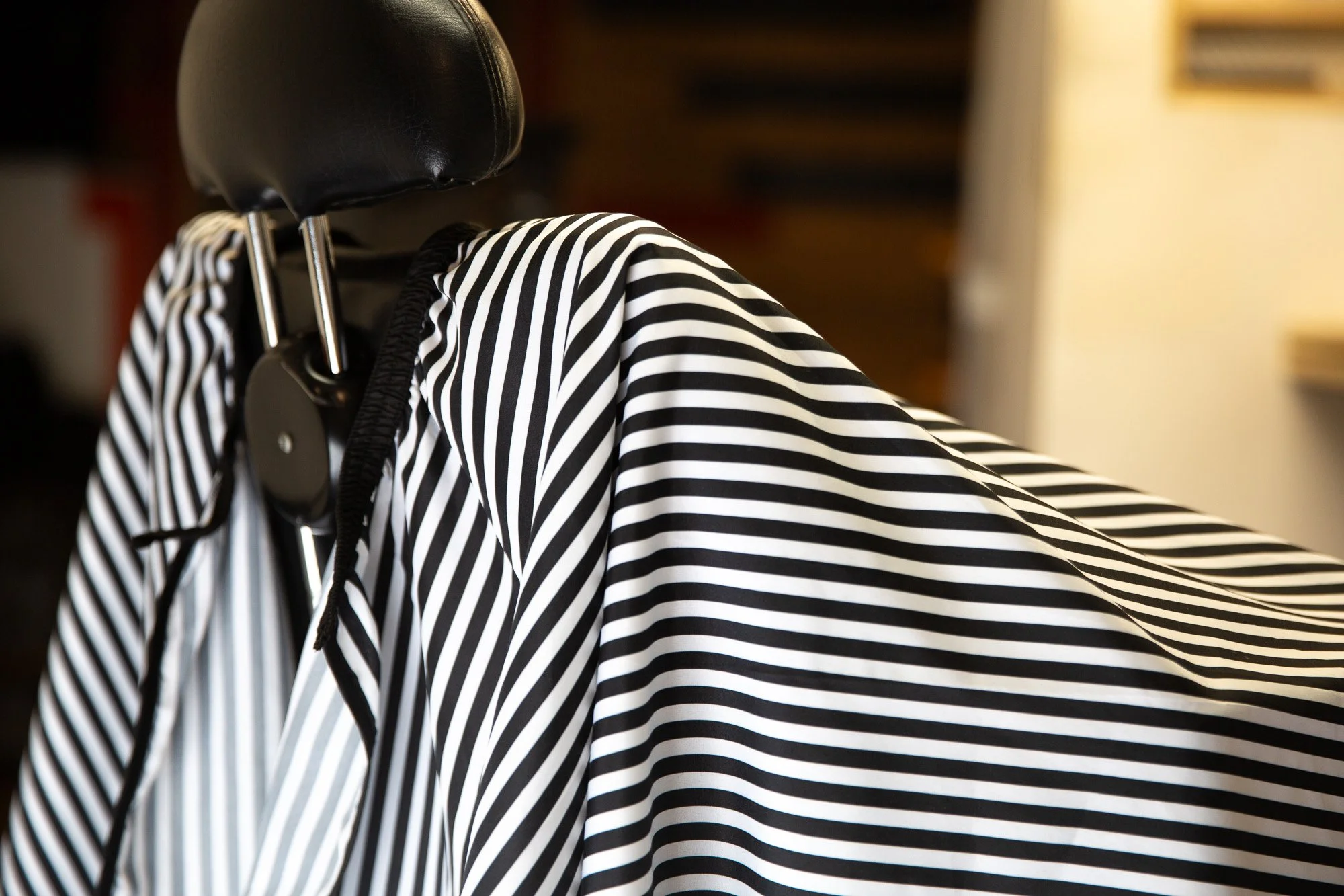 barber-cape-black-white-pinstripe-elastic-neck-8.jpg