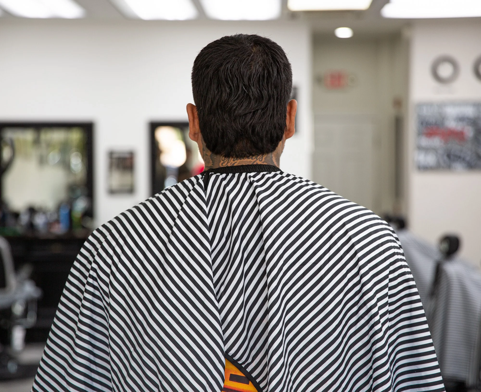 barber-cape-black-white-pinstripe-elastic-neck-6.jpg