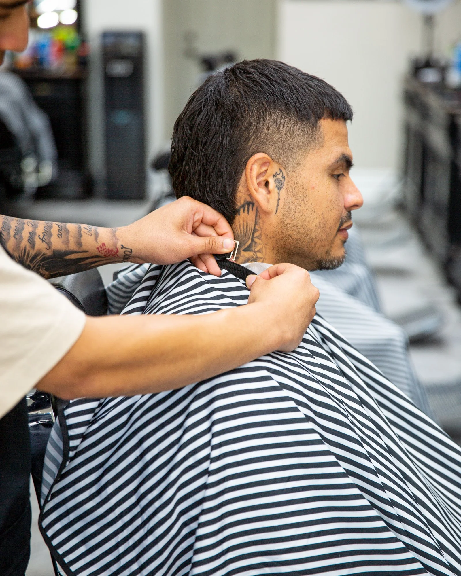 barber-cape-black-white-pinstripe-elastic-neck-5.jpg
