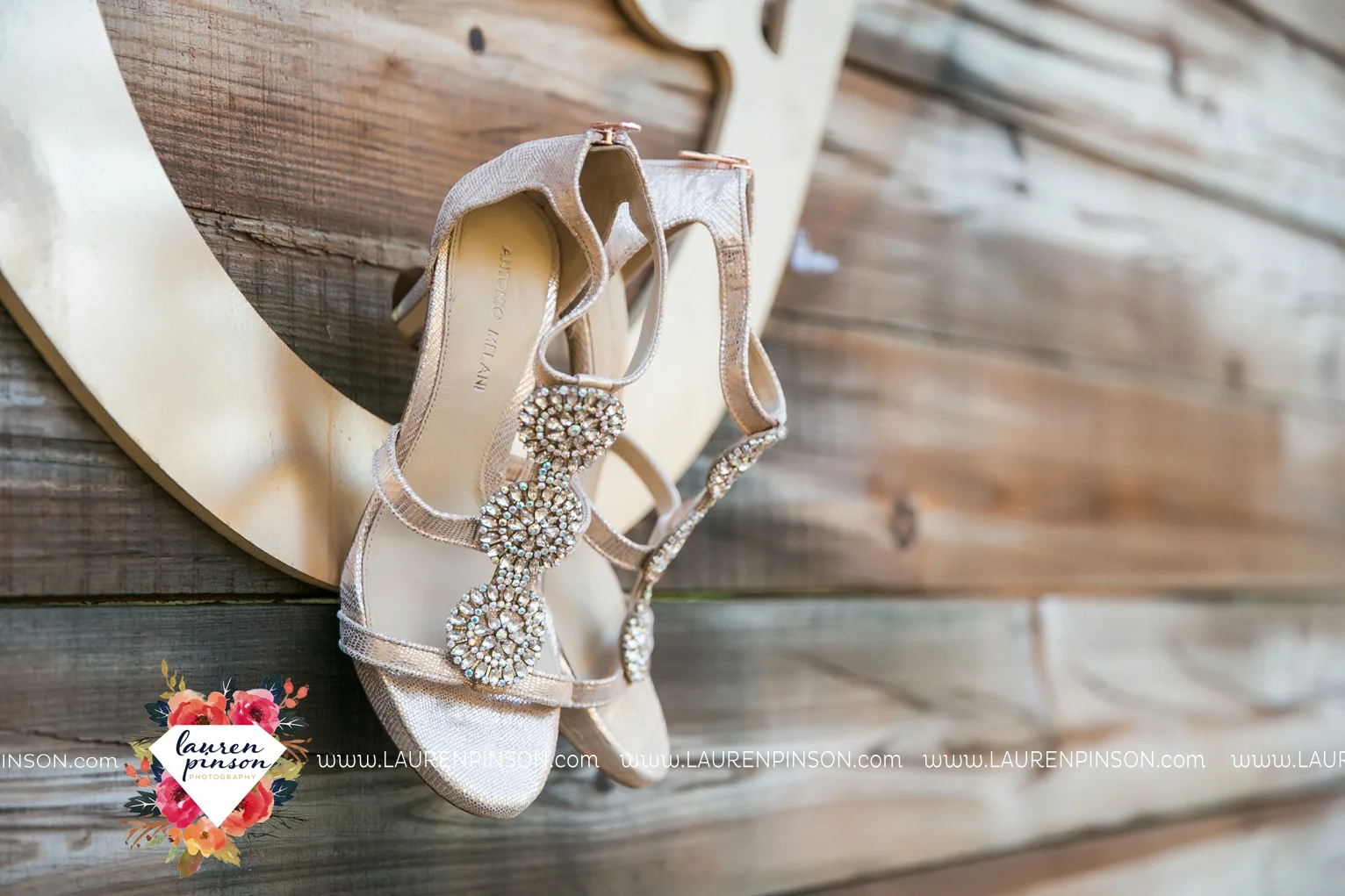 rustic-wichita-falls-texas-wedding-photographer-gold-glam-mayfield-events-market-street-united-allue-bridals-fall_1702.jpg