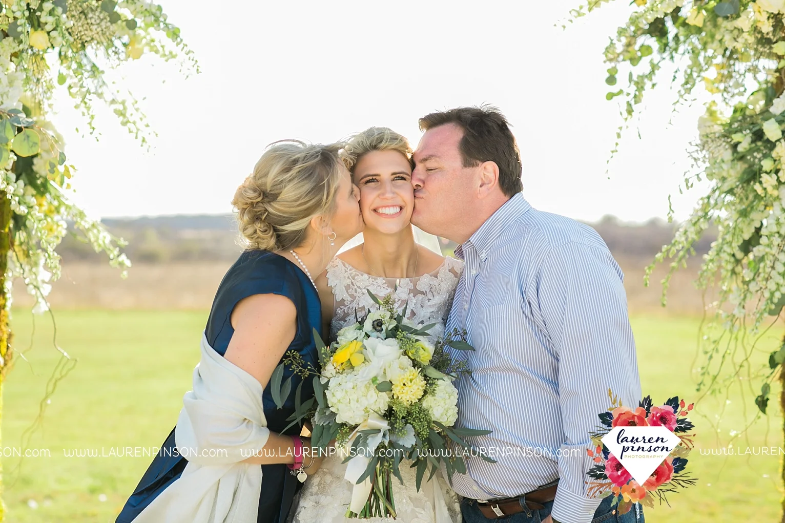 wichita-falls-texas-wedding-photographer-bowie-nocona-henrietta-country-barn-wedding_2152.jpg