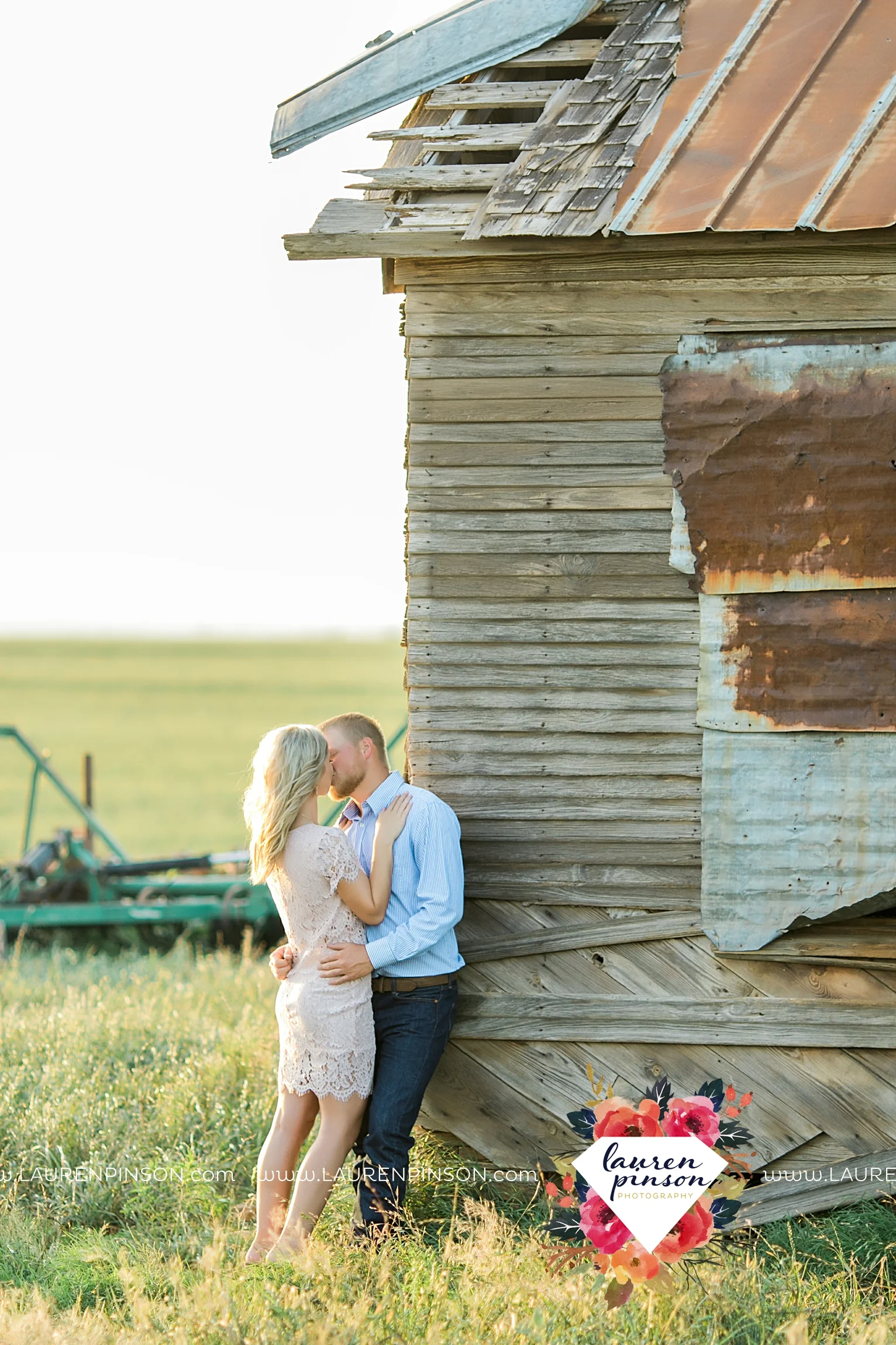 wichita-falls-texas-wedding-photographer-scotland-texas-engagement-session-country-barn-field-windthorst_2755.jpg