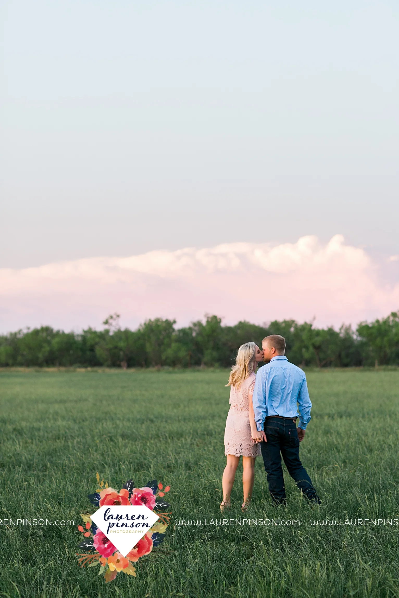 wichita-falls-texas-wedding-photographer-scotland-texas-engagement-session-country-barn-field-windthorst_2773.jpg