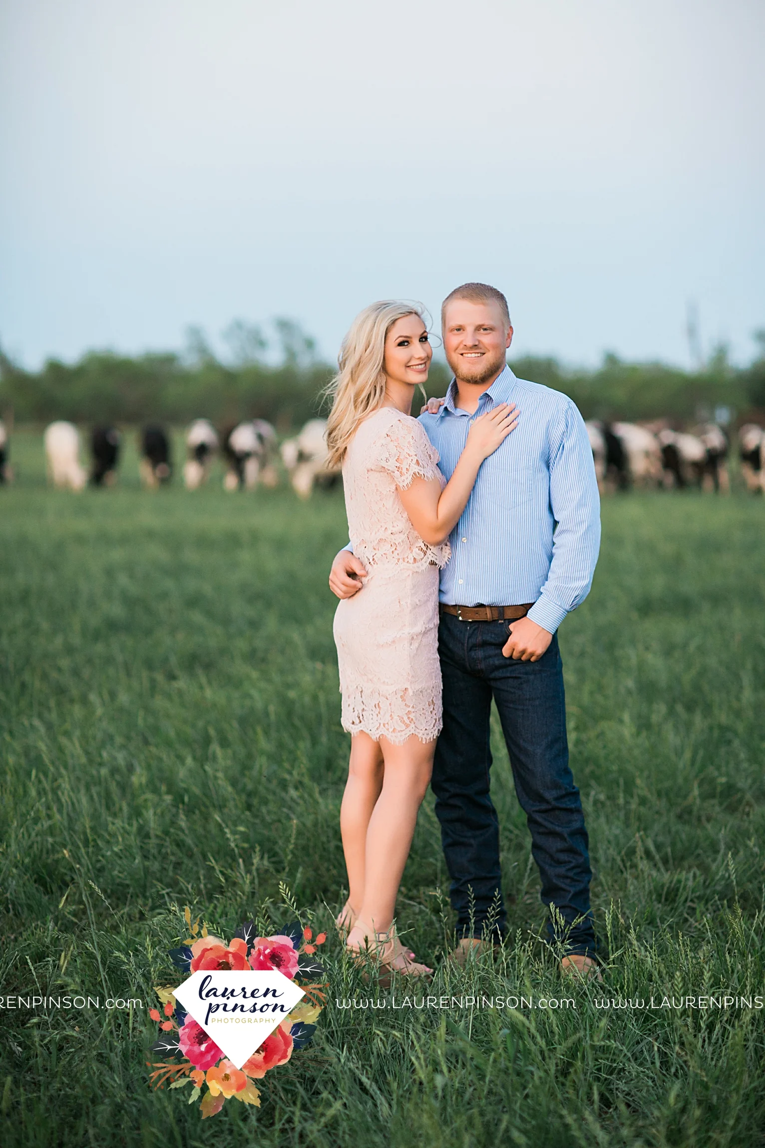 wichita-falls-texas-wedding-photographer-scotland-texas-engagement-session-country-barn-field-windthorst_2780.jpg