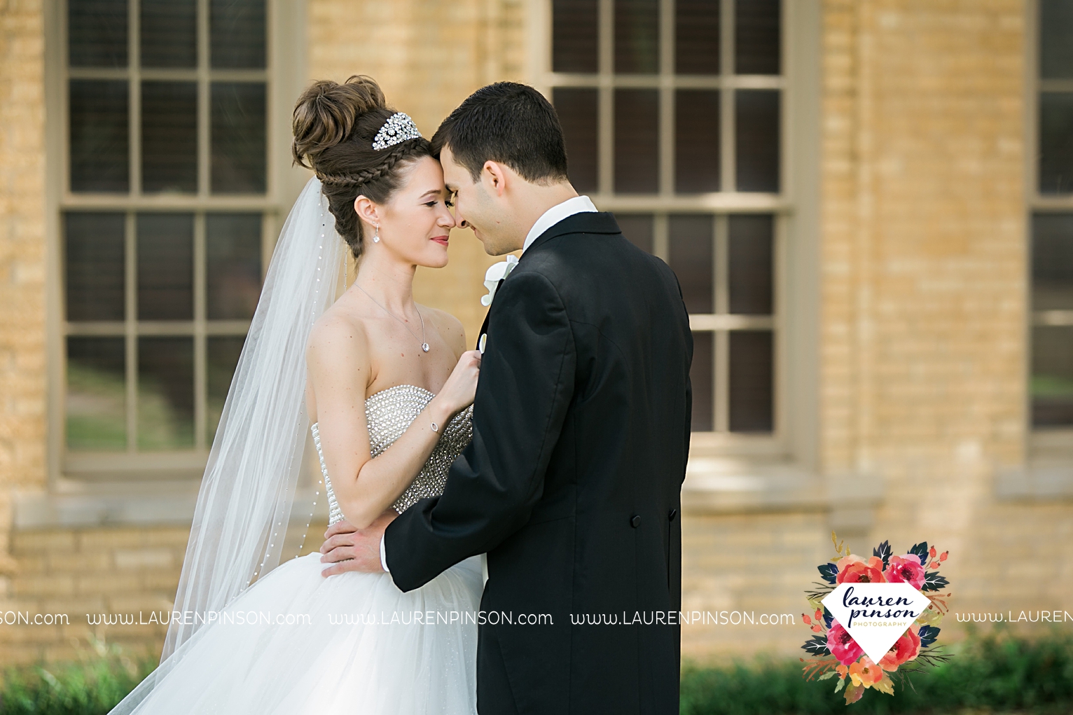 wichita-falls-texas-wedding-photographer-the-forum-by-the-kemp-mayfield-events-ulta-gold-glitter_2833.jpg