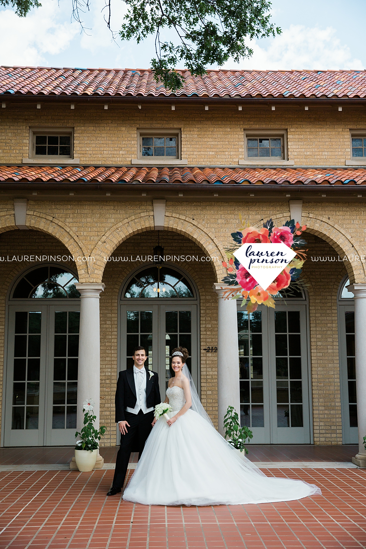 wichita-falls-texas-wedding-photographer-the-forum-by-the-kemp-mayfield-events-ulta-gold-glitter_2831.jpg