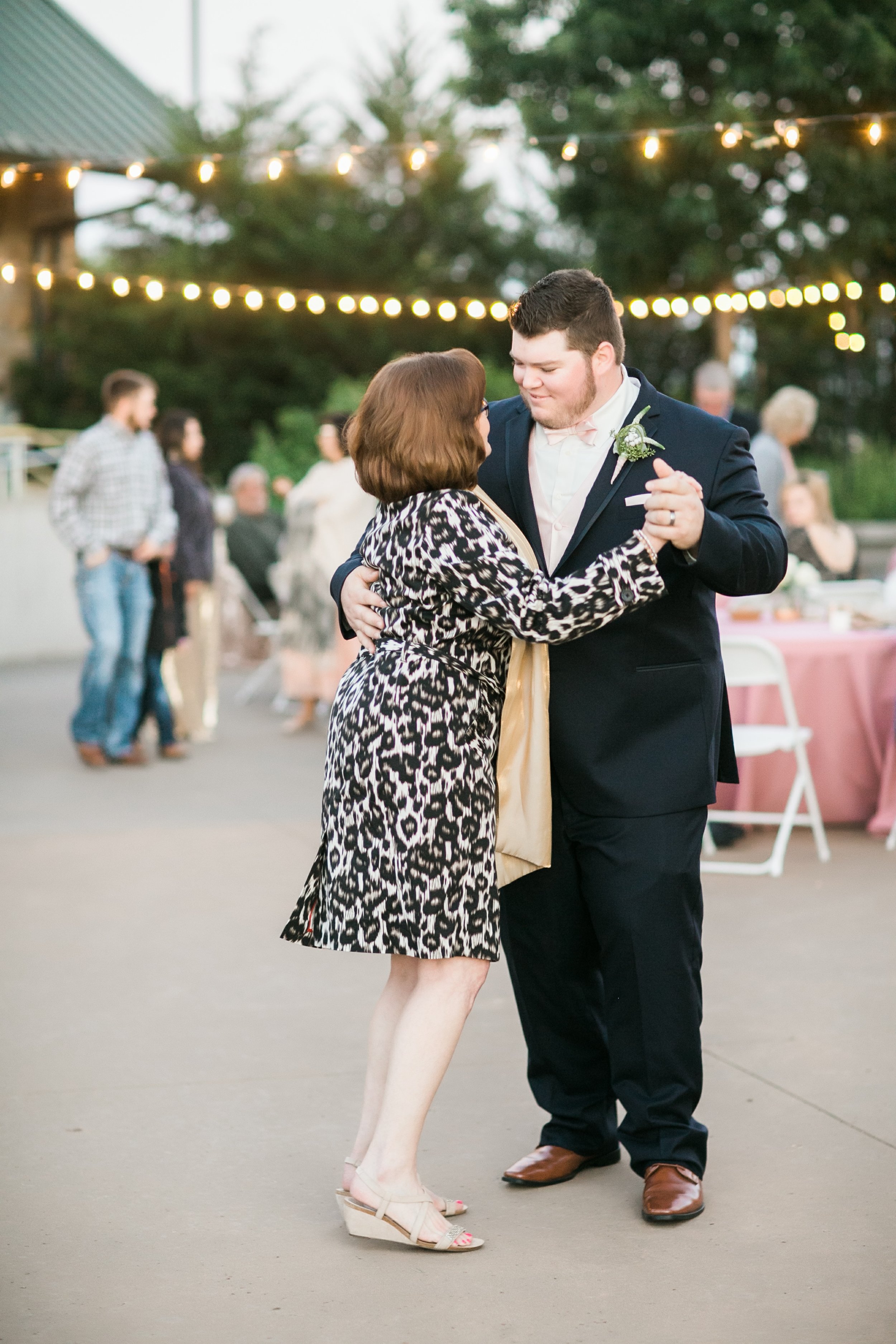 wichita-falls-wedding-photographer-videographer-river-bend-nature-center-sharp-arrow-events-154.jpg