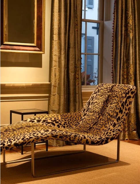 Leopard velvet chaise longue