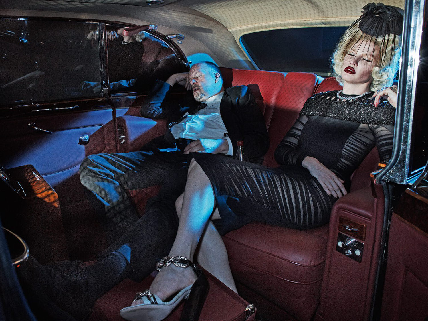 lara-stone-and-molly-blair-by-steven-klein-for-vogue-italia-january-2015_12.jpg