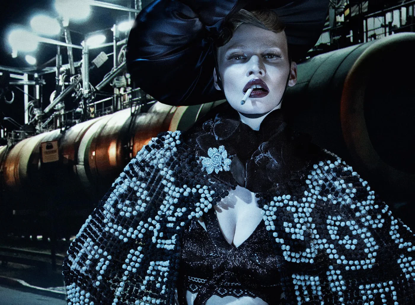 lara-stone-and-molly-blair-by-steven-klein-for-vogue-italia-january-2015_3.jpg