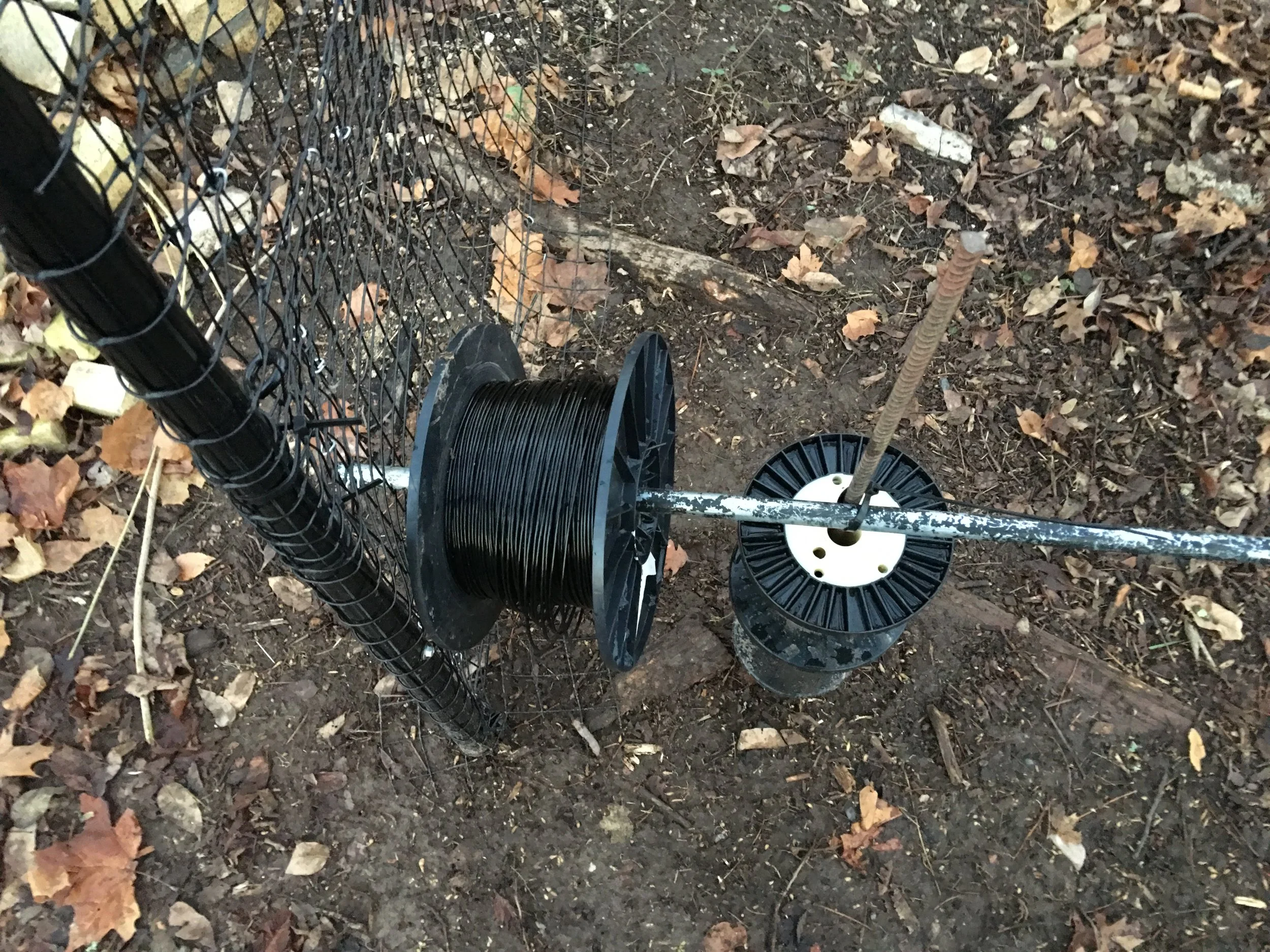DIY Deer fencing : Set up for spooling out your middle cable from a gate post.