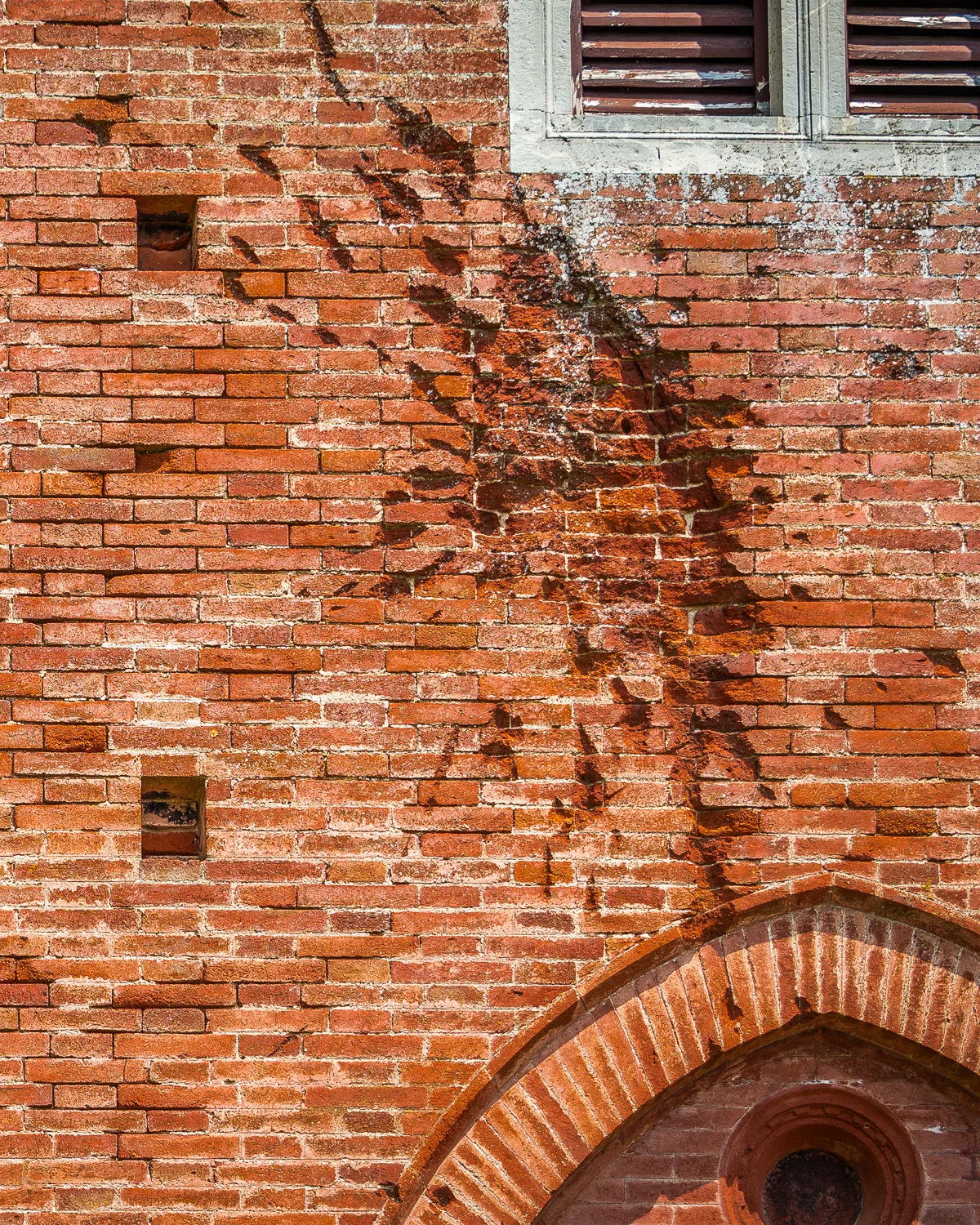 Battle-scarred brickwork of Castello Brolio