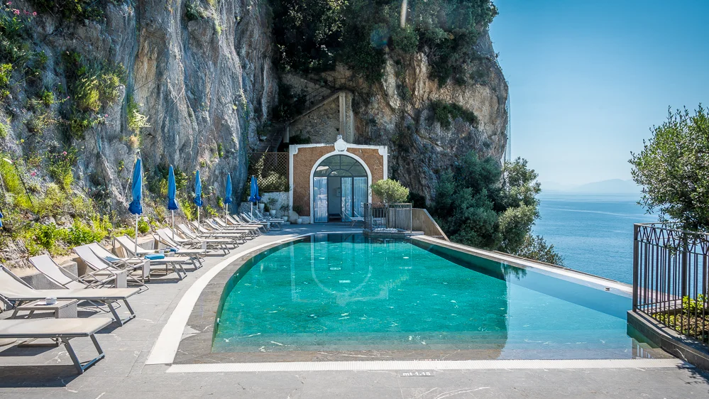 A dramatic cliff-side pool location
