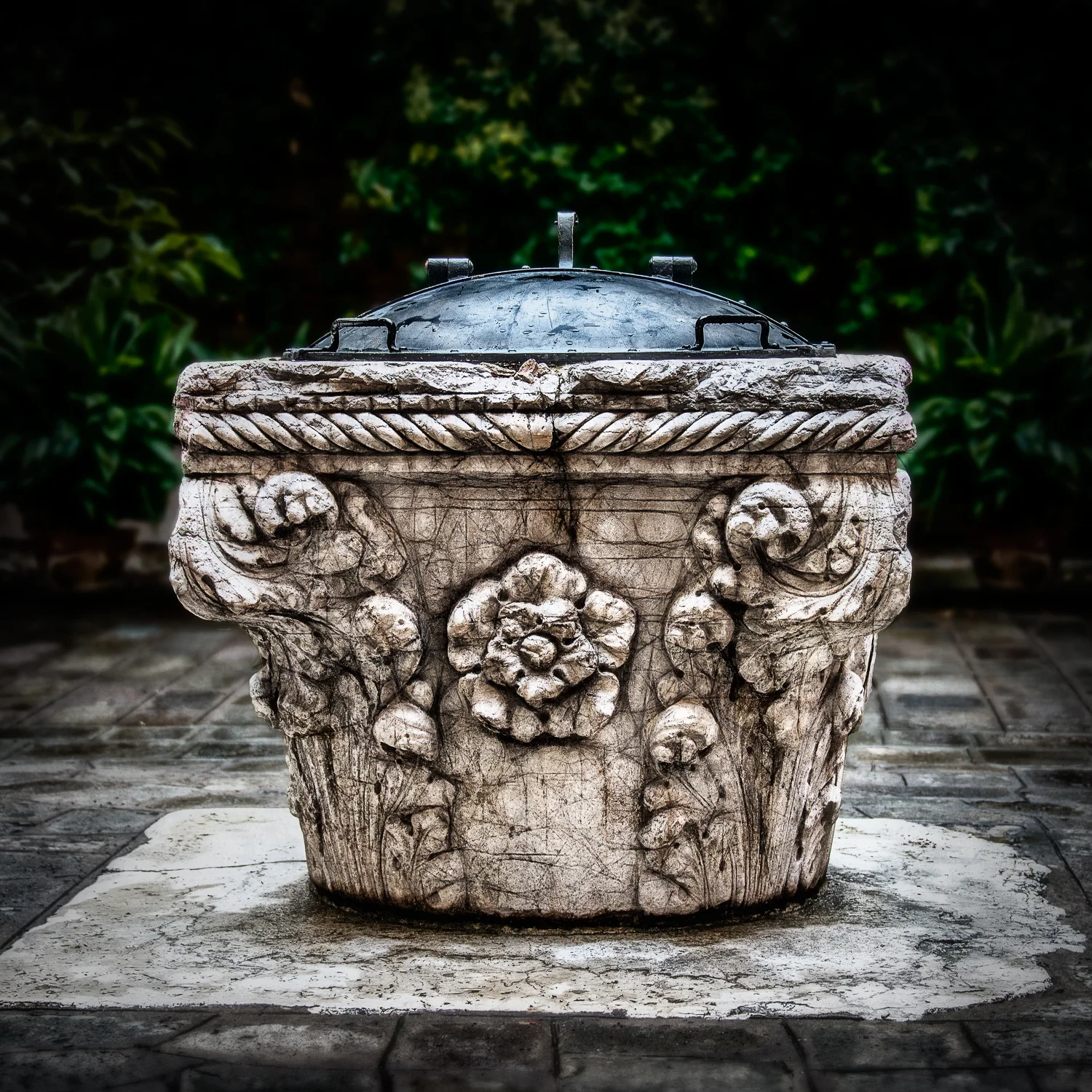 Another well-decorated pozzo, this one in a botanic motif. 