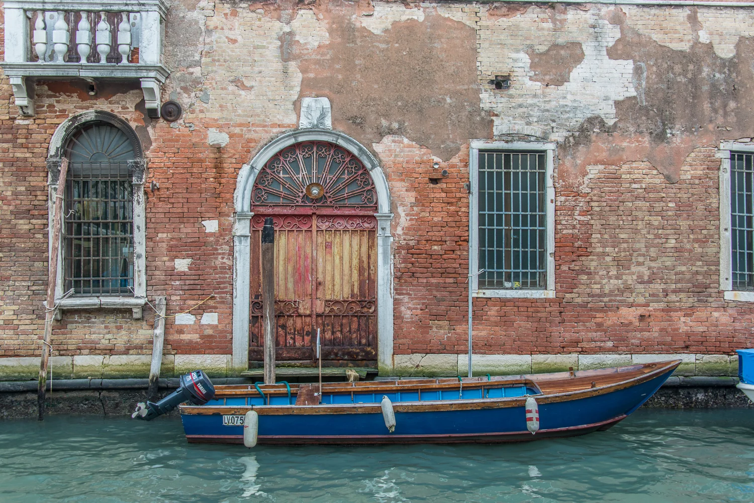 Original snapshot of the blue boat
