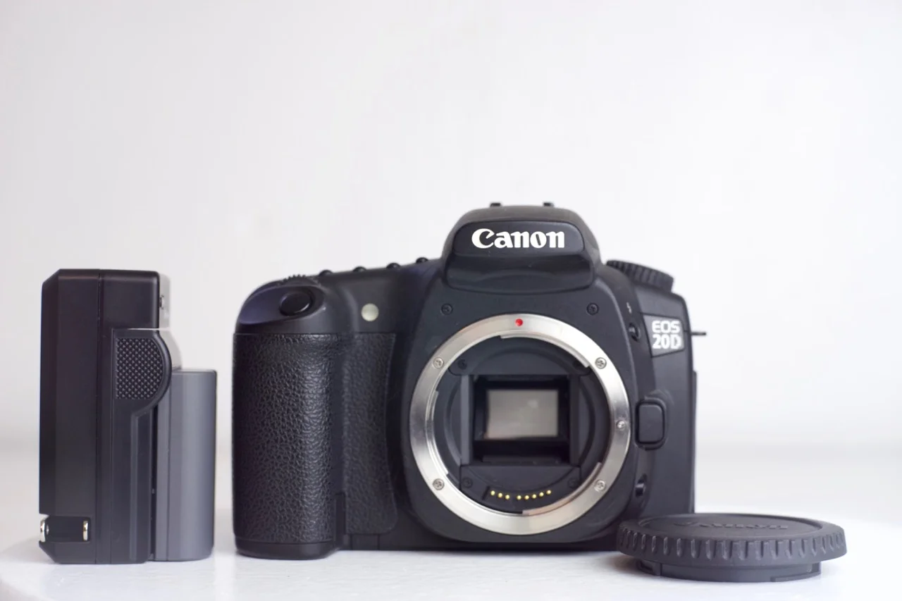Canon EOS 20D 8.2 MP DSLR Camera Body with Batteries, Charger, Body Cap and CompactFlash Storage