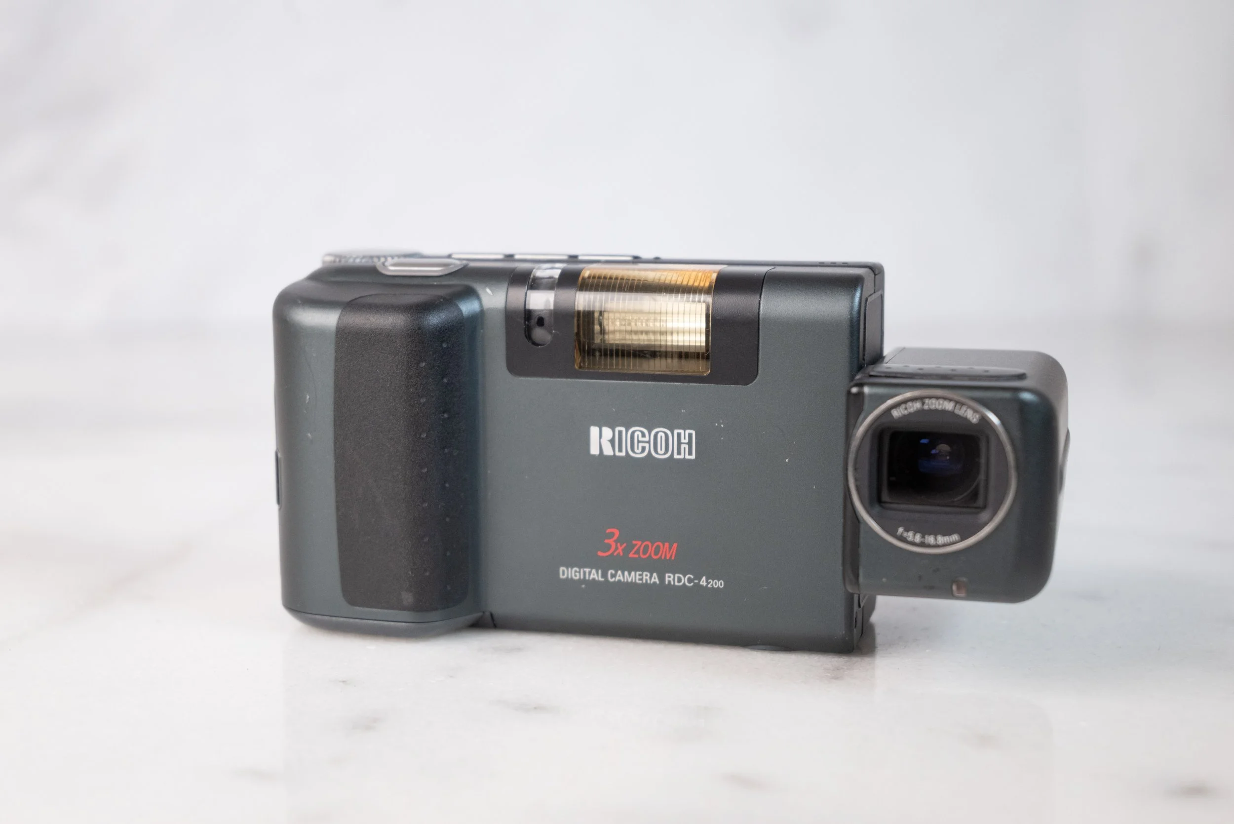 Ricoh RDC-4 200 2 Megapixel Compact Digital Camera with 4MB Memory Card