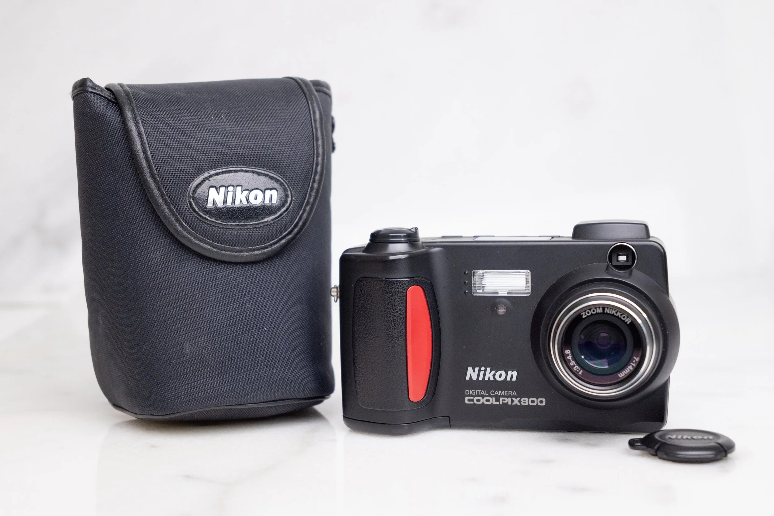 Nikon Coolpix 800 2.1 Megapixel / 2x Zoom Digital Point and Shoot Camera with Memory Card and Case