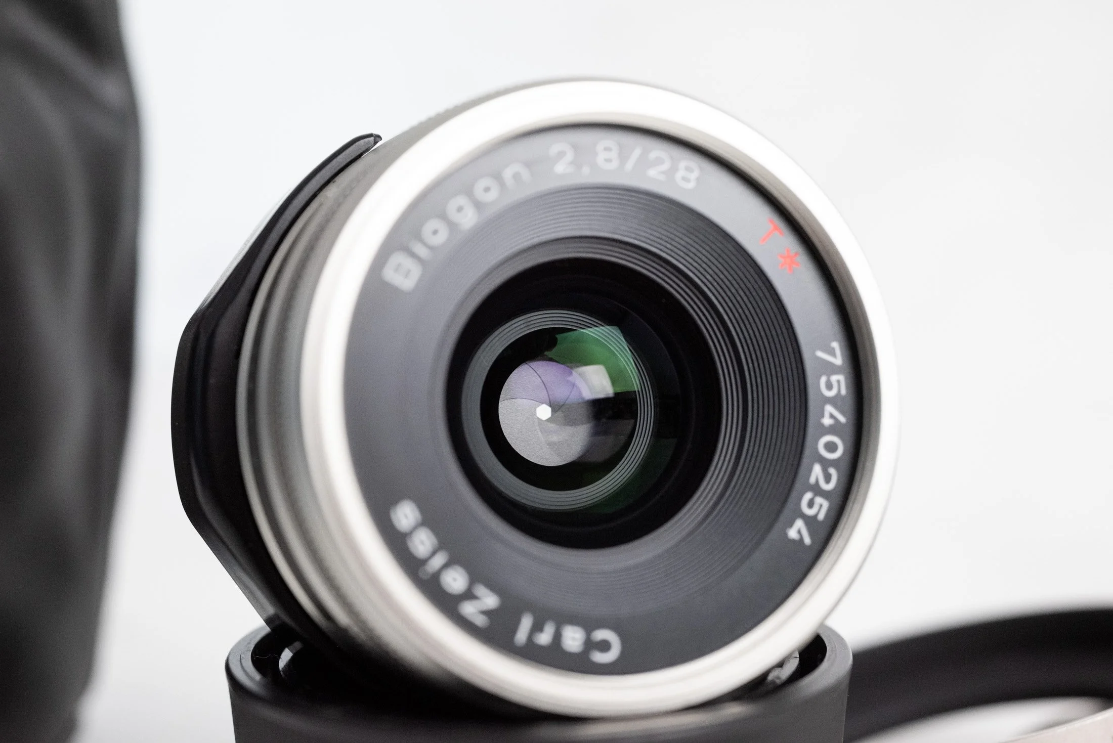 Carl Zeiss Contax G Mount Biogon 28mm F/2.8 Wide Angle Prime Lens 