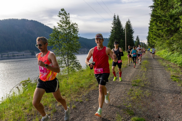 Runners on Snoqualmie Pass Trail by Lake Kachess at the Run Super Series | Downhill Super Series